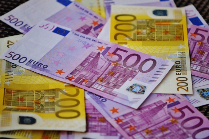 Banconote (quasi un milione) nascoste nella fotocopiatrice vengono triturate insieme a rifiuti
