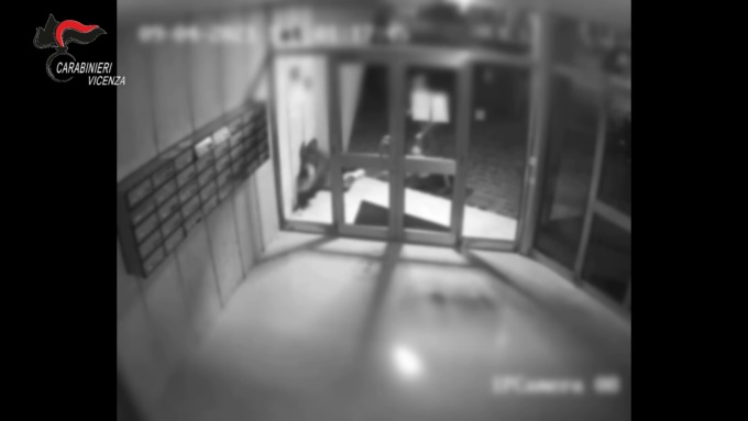 Bassano del Grappa, il video della brutale aggressione del “branco” a un 37enne: denunciati due giovani