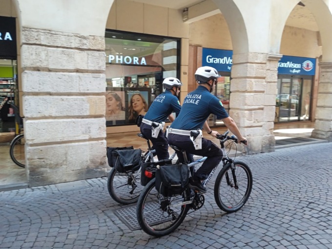 Sicurezza a Vicenza, a Campo Marzo e in centro storico torna il servizio in bici della Polizia locale