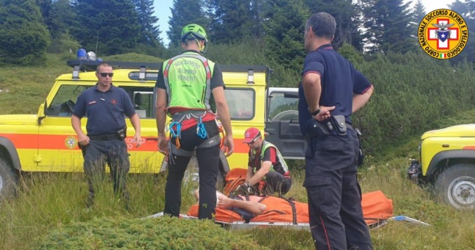 Ciclista cade dalla mountain bike e un escursionista si ferisce alla caviglia: doppio intervento del soccorso Alpino
