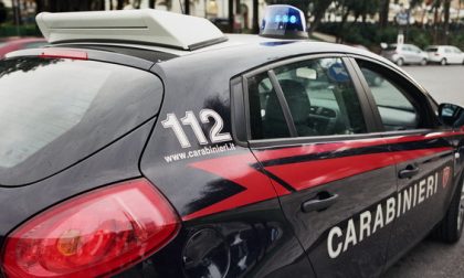 E’ ai domiciliari ma lo vedono chiacchierare con degli amici fuori casa: 50enne nei guai