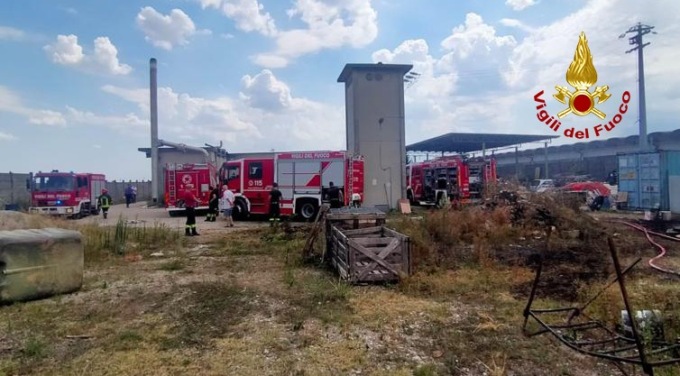 A fuoco ex mobilificio a Tezze sul Brenta, le immagini dell’incendio