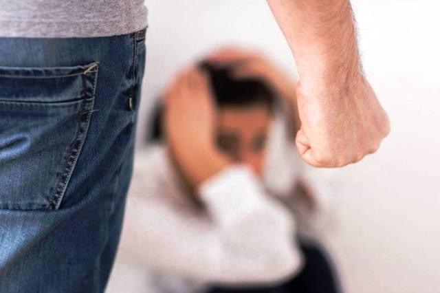 “Devi farla sulla sedia, come i cani”: peruviano sequestra e minaccia la 36enne con cui aveva una relazione