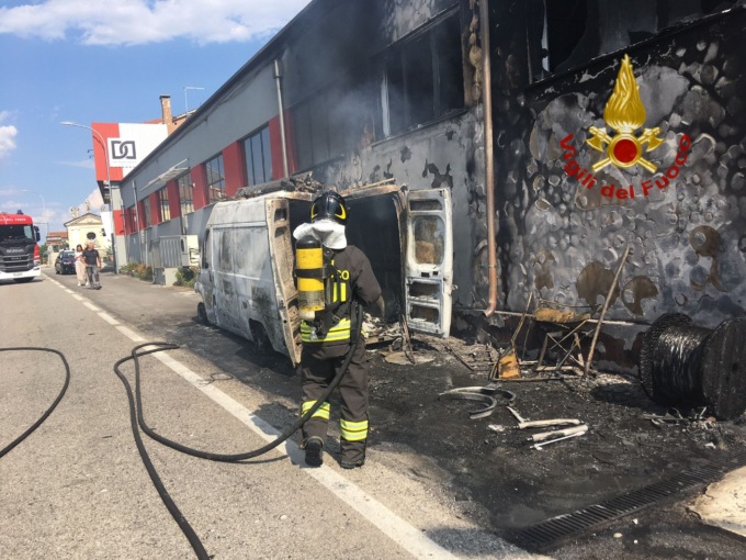 Breganze, in fiamme un furgone carico di bobine di fibra ottica per lavori stradali