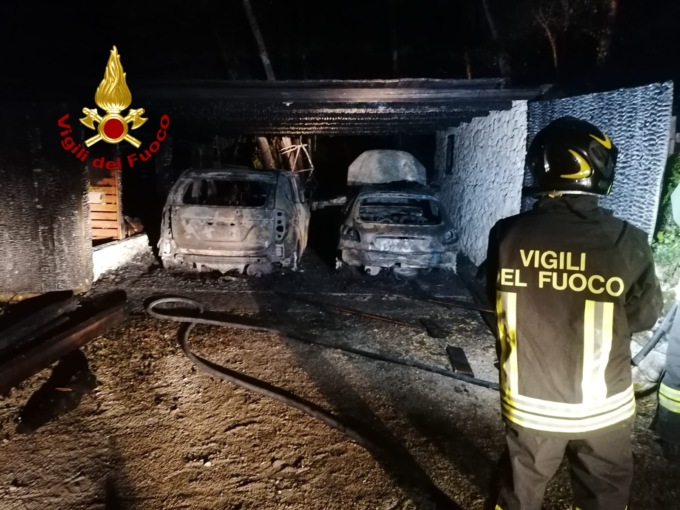 Altavilla, incendio di una pompeiana: due auto completamente distrutte