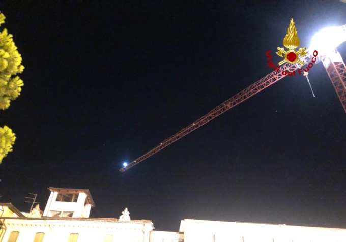 Sale sulla gru per fare delle scatti: video e foto del recupero del 27enne