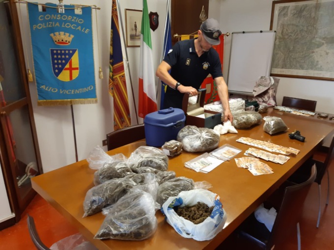 Scoperto “supermarket” dello spaccio nell’appartamento: droga sequestrata