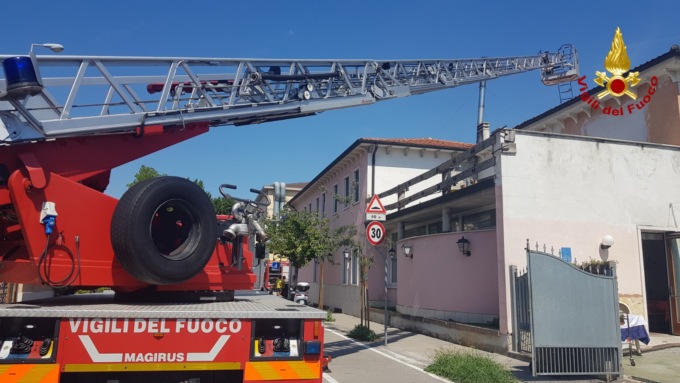 Pranzo da incubo: la cappa di aspirazione della cucina di un ristorante va a fuoco, locale evacuato