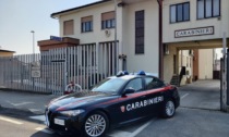 La donna chiede aiuto, in auto un 51enne con dolori al torace: i carabinieri lo scortano in ospedale