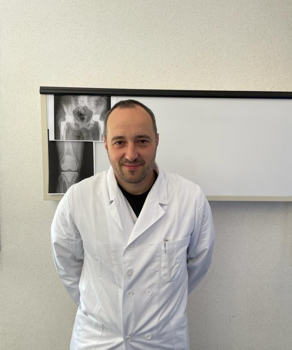 Ospedale di Asiago: raro doppio intervento di protesi su un paziente di Ortopedia