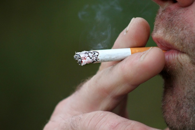 Gli cade la sigaretta sul pigiama che prende fuoco, preso dal panico corre e batte la testa: è grave