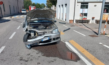 Dueville, con l'auto finisce contro le colonnine che delimitano il percorso pedonale