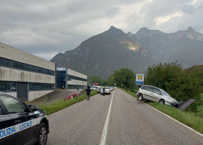 Tamponamento rocambolesco (senza feriti gravi) lungo la Sp 350: un’auto finisce nel terrapieno, l’altra resta in bilico sulla sponda stradale