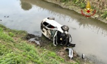 Incidente a Sorego, le immagini dell'auto volata nel canale dopo lo scontro con una moto