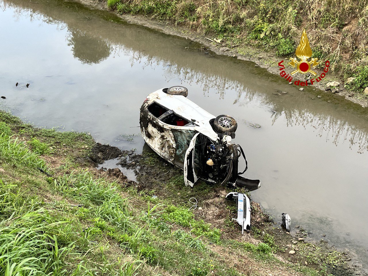 Incidente a Sorego, le immagini dell'auto volata nel canale dopo lo scontro con una moto
