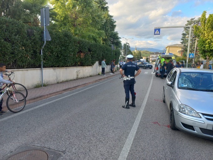 Investita da un’auto mentre attraversa sulle strisce: bimba di 11 anni lotta per la vita