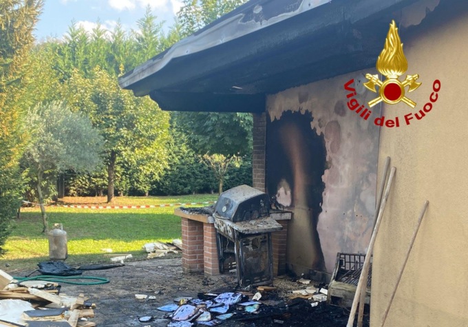 Lonigo, in fiamme il tetto di un garage
