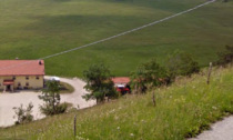 Con l’auto finisce in una scarpata e poi nell’orto dell’agriturismo: 78enne ferita