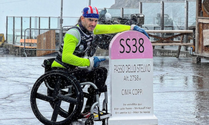 Federico Rossi sfida lo Stelvio e compie l’impresa: sale fino in cima con la sedia a rotelle