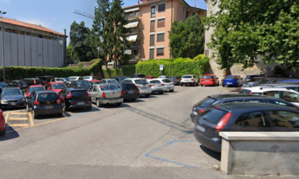 Semina il panico armato di coltello nel parcheggio Eretenio: 31enne arrestato