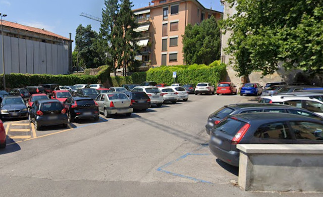Semina il panico armato di coltello nel parcheggio Eretenio: 31enne arrestato