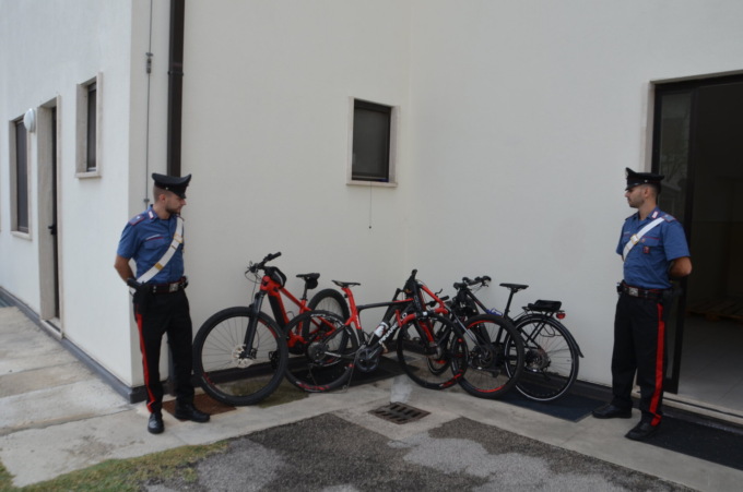 Bici rubate recuperate dai Carabinieri: si cercano i proprietari, ecco le foto