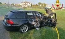 Mentre guida nota che qualcosa non va, scende e l'auto prende fuoco