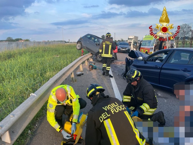 Breganze, violento scontro frontale tra due auto: due feriti