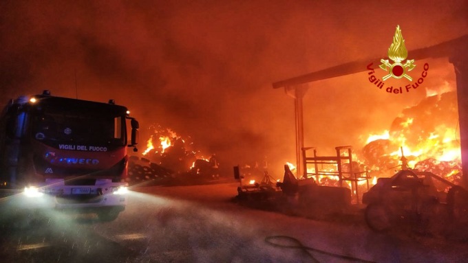 Inferno di fuoco nell’azienda agricola: video e foto dell’incendio di stanotte ad Albettone