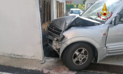 Arzignano, le foto del fuoristrada "impazzito" finito nel sottoscala di un'abitazione