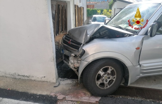 Arzignano, le foto del fuoristrada “impazzito” finito nel sottoscala di un’abitazione
