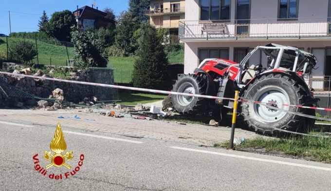 Trattore abbatte un muretto di una casa e finisce rovesciato: 22enne ferito grave