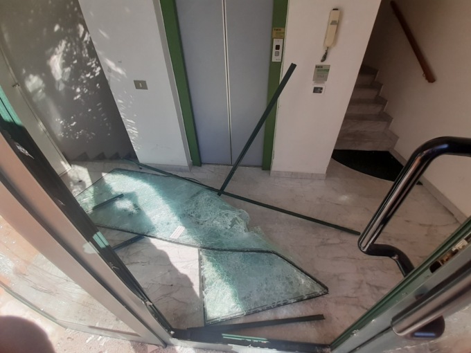 Thiene, rompe il portone d’ingresso del condominio con dei sassi poi si scaglia contro gli agenti