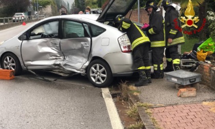 Scontro tra due auto, tranciato un tubo del gas metano: due donne ferite