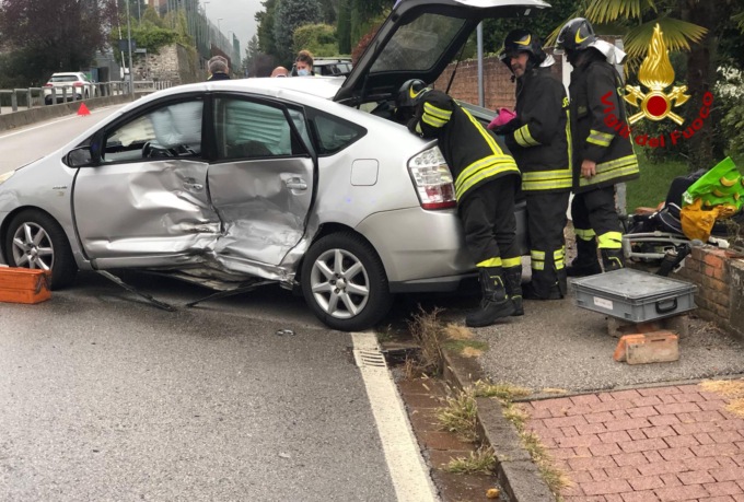 Scontro tra due auto, tranciato un tubo del gas metano: due donne ferite