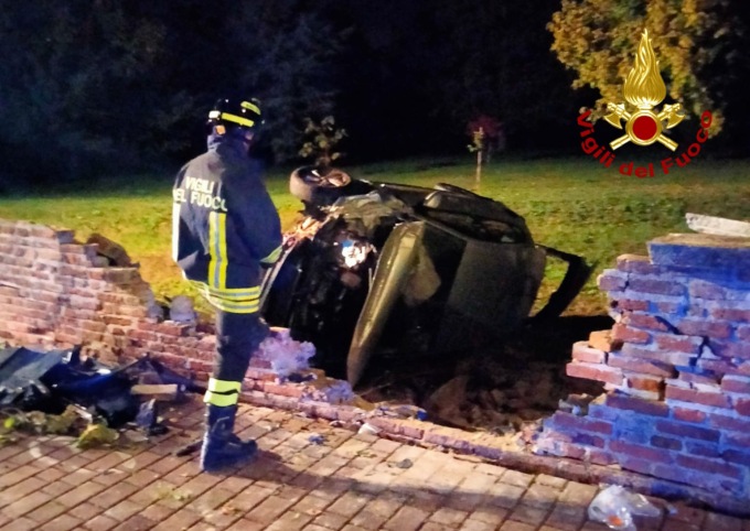 Perde il controllo dell’auto e “vola” nel prato di una villa dopo aver disintegrato il muro