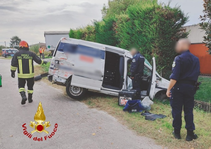 Sossano, scontro tra un furgone portavalori e un camion: un ferito