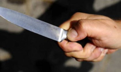 Aggredisce e minaccia di morte la compagna con un coltello da cucina: 46enne arrestato