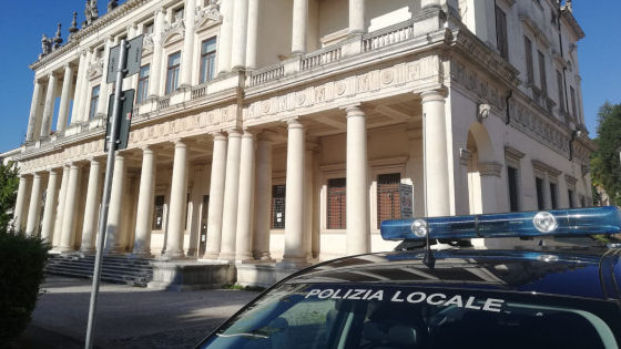 Sfreccia a tutta velocità sotto l’effetto della droga e rischia di investire un pedone