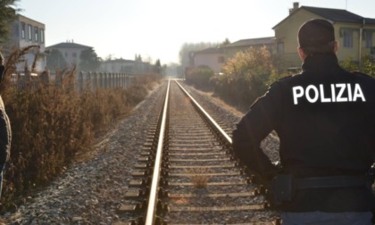 Attraversa i binari con le sbarre già abbassate: 86enne travolto e ucciso dal treno