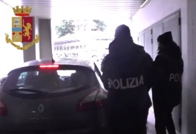 Ruba un computer e una carta di credito: arrestato 23enne