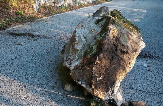 Tragedia sfiorata: un masso precipita dal monte e finisce sulla strada