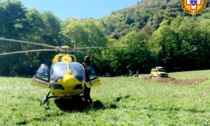 Non rientra a casa, i familiari lo cercano e lo trovano in una scarpata: 77enne soccorso