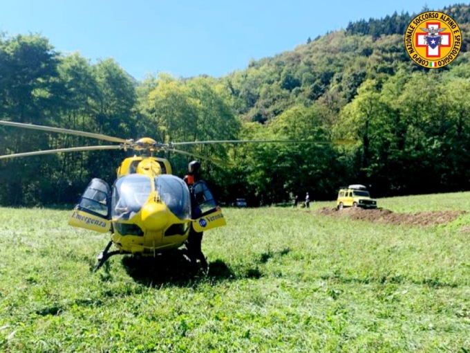 Non rientra a casa, i familiari lo cercano e lo trovano in una scarpata: 77enne soccorso