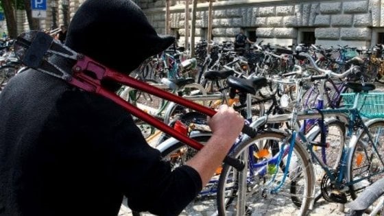 Nota un uomo con delle tenaglie davanti a una bici e chiama la Polizia: 34enne arrestato