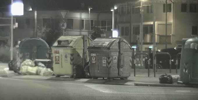 Auto “civetta” della Polizia locale usate per pizzicare i cittadini incivili con telecamere nascoste