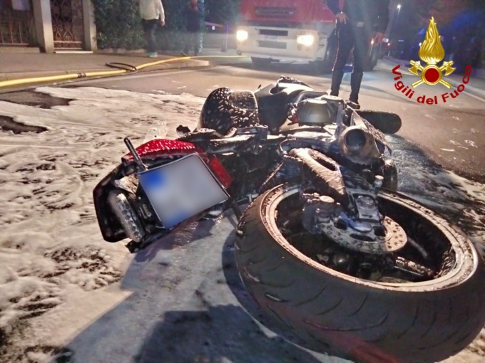 Bressanvido, scoppia incendio dopo frontale tra auto e moto: le immagini