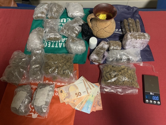 Valdagno, strano via vai attorno a un appartamento: due arresti