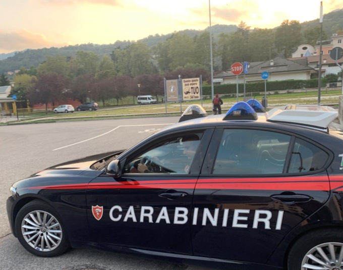 Era alla guida con una patente falsa: oltre 5mila euro di multa a un 45enne