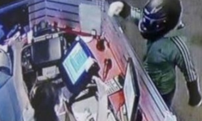 Rapina il “Compro oro” di Corso San Felice e Fortunato puntando la pistola alla commessa